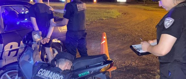 Posadas: Detuvieron a un joven alcoholizado que intentaba conducir una moto sin documentación